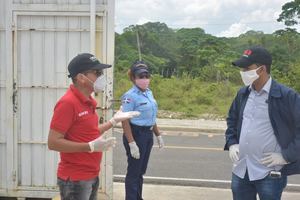 Ministerio de Educación en Monte Plata entrega alimentos