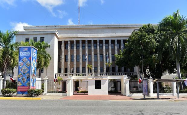 Fachada del edificio Ministerio de Educación.