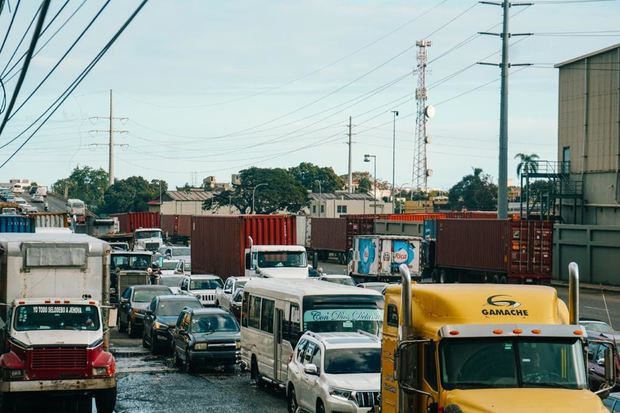 Industriales de Haina piden resolver extensos tapones en peaje del KM 12.