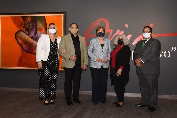 La ministra de Cultura, Carmen Heredia, junto a los familiares de Ramón Oviedo en el acto de reapertura de la Galería de Arte.