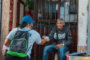 ADN coloca lavamanos móviles en paradas de autobuses entrega mascarillas para prevenir Covid-19 en asueto