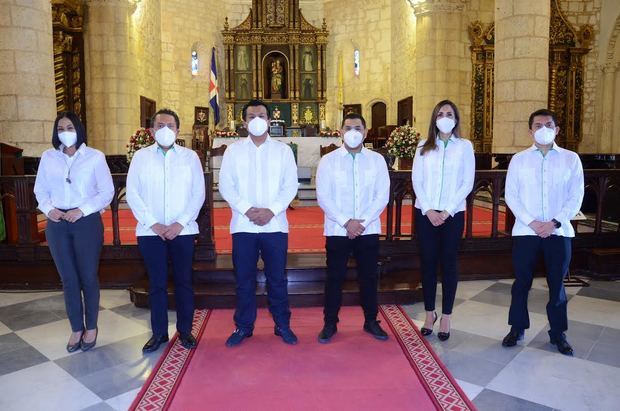 Lizzie González, Mario Medina, Arturo Marroquín, Carlos Butrón, Lorena Gutiérrez y Ubaldo Dedios.