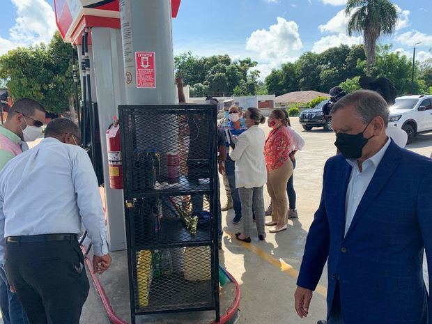 Durante una visita a Miches, el presidente de Refidomsa, doctor Leonardo Aguilera.