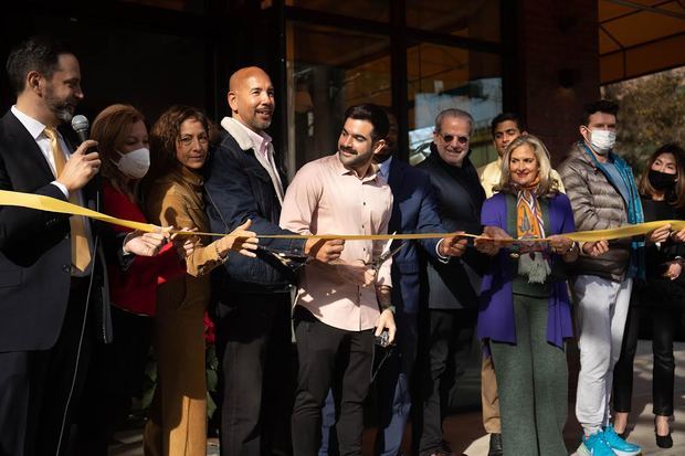 Corte de Cinta Carlos Cortés, Gerente Chocobar de New York, realiza corte de cinta apertura les acompañan Edgardo Miranda-Rodríguez, Marlene Cintrón, Betty Enríquez, Rubén Díaz Jr., Lieutenant Governor of NY Brian Benjamín, Ignacio Cortés, Elaine Shehab, Eduardo Cortés, Cranford Stoudemire y Dora Cortés. 

 