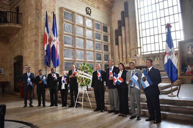 Directivos del Instituto Duartiano luego del acto conmemorativo.
