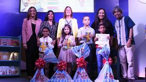 Dulce Elvira de los Santos junto a los ganadores de la categoría A, de 6 a 8 años, del primer lugar Sarah Amelia Pérez Hernández; el segundo lugar, Jeffry Lora, y el tercero fue para  Eddy Alejandro Fortuna González. La acompañan los escritores Yuan Fuei Liao, y Geraldine di Santis; Yesenia Tapia, gerente de mercadeo y relaciones institucionales de la Asociación La Nacional de Ahorros y Préstamos y Lisette Gómez, de Recursos Humanos de La Novia de Villa. También el niño Johanssel Colón Bakker, ganador de una mención honorifica en la categoría A, por su cuento “Johanssel y la casa perdida”. 