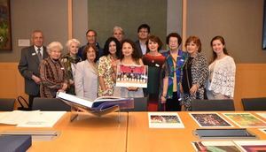 Parte de los artista y directivos participantes durante el acto de  incorporación de la nueva colección de arte Iberoamericano en Arthur K. Watson Library del Metropolitan Museum en Estados Unidos. 