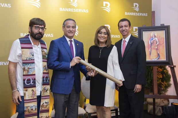 La presidente del Voluntariado Banreservas, Jacqueline Ortiz de Lizardo, entrega al subadministrador de Empresas Subsidiarias Banreservas, Rienzi Pared Pérez, un ejemplar de la obra. 