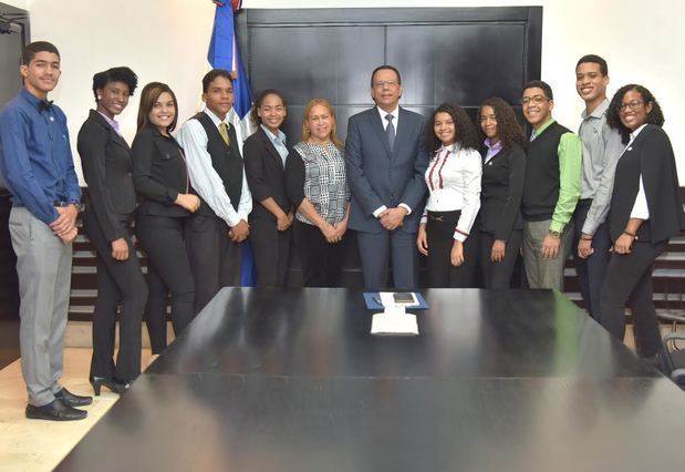 Ministro Peña Mirabal apoya estudiantes meritorios que participarán en intercambio cultural y académico en EE.UU.