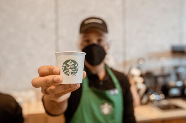 Starbucks continúa su compromiso de honrar el trabajo y el esfuerzo de los profesionales de la salud y la seguridad pública frente a la pandemia de coronavirus.
