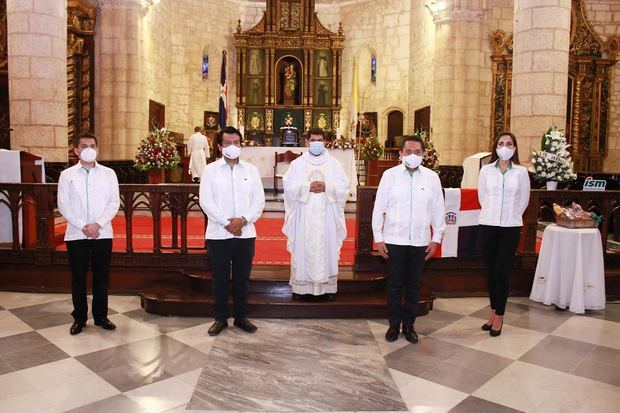 Ubaldo Dedios, Arturo Marroquín, Párroco Nelson Clark, Mario Medina, Lorena Gutiérrez.