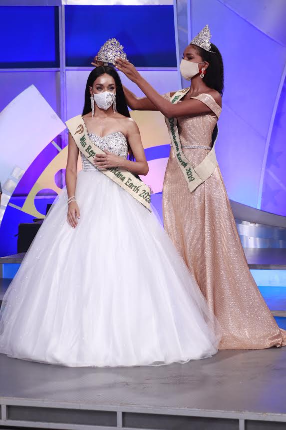 Por primera vez el Miss República Dominicana Tierra coronó a una reina con medio rostro cubierto.