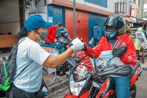 ADN coloca lavamanos móviles en paradas de autobuses entrega mascarillas para prevenir Covid-19 en asueto