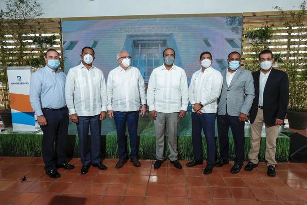 La ceremonia, efectuada en el Cerro Mountain Club, en La Vega, fue encabezada por el administrador general de Banreservas, Samuel Pereyra; el ministro de Agricultura, Limber Cruz; el administrador del Banco Agrícola, Fernando Durán; el presidente de la Asociación Dominicana de Factorías de Arroz (ADOFA), Fausto Armando Pimentel; ejecutivos de Banreservas, entre otras representantes del sector agrícola y provincial.