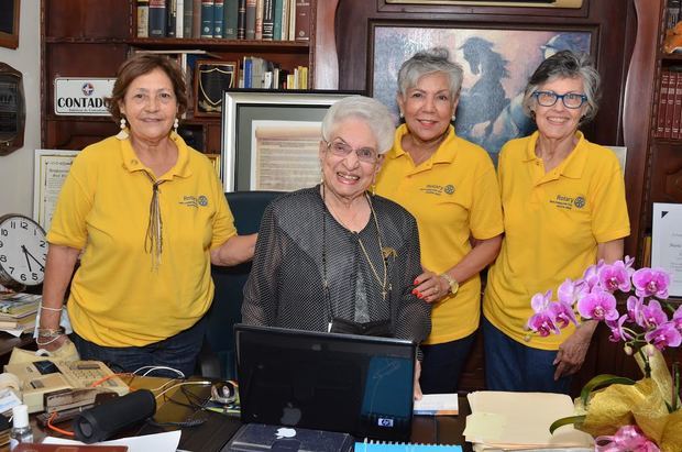 Miriam Ortega, Olga de los Santos y Marta Olivares junto a María Cristina Camilo.