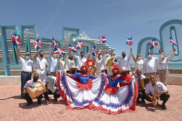 David Collado y lugareños reciben con gran regocijo y entusiasmo a los turistas.