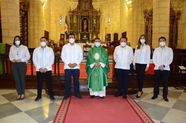 Lizzie González, Mario Medina, Arturo Marroquín, Sacerdote Nelson Clark, Carlos Butrón, Lorena Gutiérrez y Ubaldo Dedios.