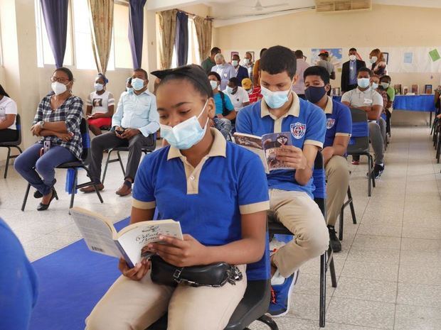 Ministerio Educación abre Punto de Lectura en el liceo Benito Juárez de Cristo Rey.