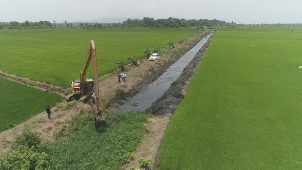 Trabajos de rehabilitación a drenajes en Bajo Yuna.