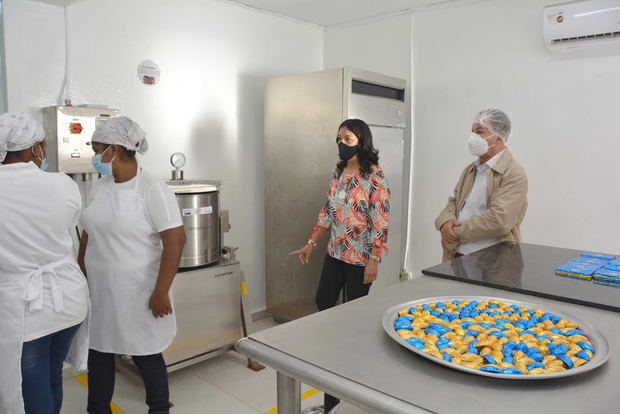 El director del FEDA, Efraín Toribio, observa la fabricación de chocolate en la fábrica Choco del Caribe, en Bonao.
