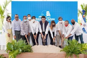 Ministro de Turismo deja iniciado trabajos reconstrucción de vía de acceso y parqueos en Playa Macao