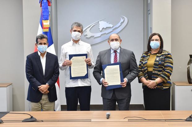 Jesús Moreno, miembro del consejo de administración de Helados Bon; Luis Fernando Enciso, gerente general; Rafael Santos Badía, director general del Infotep y Maira Mora, subdirectora.