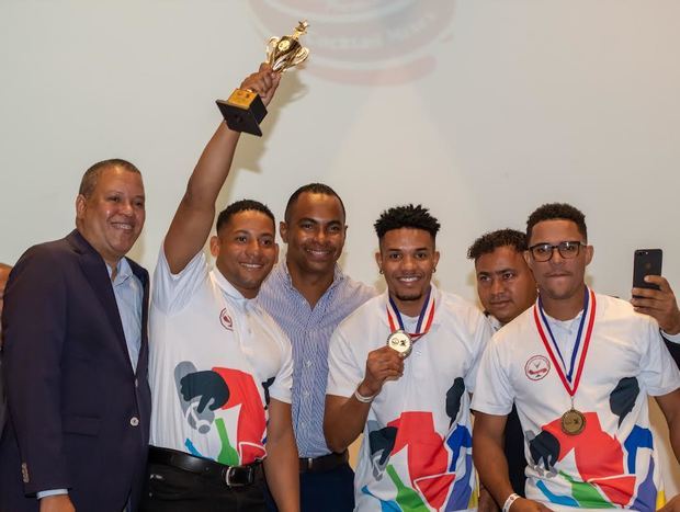 Henry Elian Eneria, ganador del Bartender Challenge, junto a Juan Febles, presidente de Unabar, y los demás ganadores de la contienda.