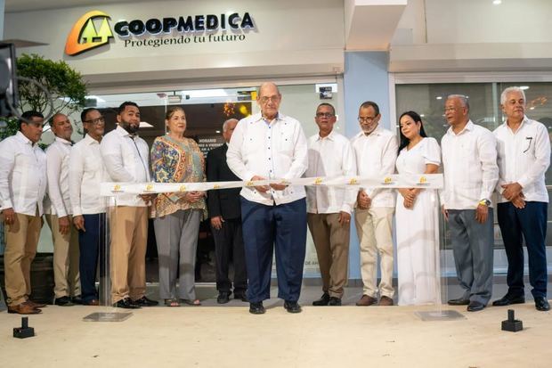 Directivos de Coopmedica realizan corte de cinta.