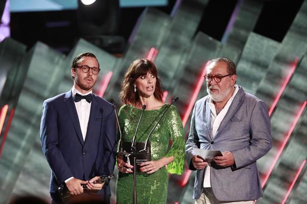 Benjamin Vicuna, Maribel Berdu y Adrian Soler anuncian mejor película en Valores Educativos V Premios Patino 2018.