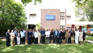 El director general de Persecución del Ministerio Público, Fernando Quezada (en el centro a la izquierda  con camisa azul)  y la rectora de la Escuela Nacional del Ministerio Público, Gladys Sánchez (en el centro con vestimenta negra), junto a los fiscales y procuradores de cortes que participaron en el taller que dio inicio al programa de formación sobre delitos electorales.