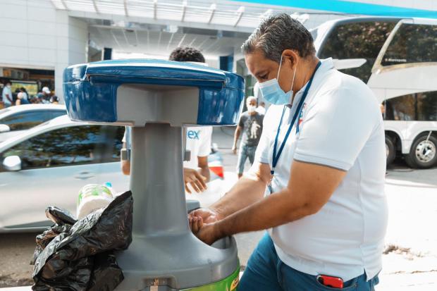 ADN coloca lavamanos móviles en paradas de autobuses entrega mascarillas para prevenir Covid-19 en asueto