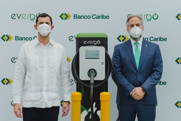 Roberto Herrera, gerente en el país de InterEnergy Systems y Dennis Simó, presidente ejecutivo de Banco Caribe.