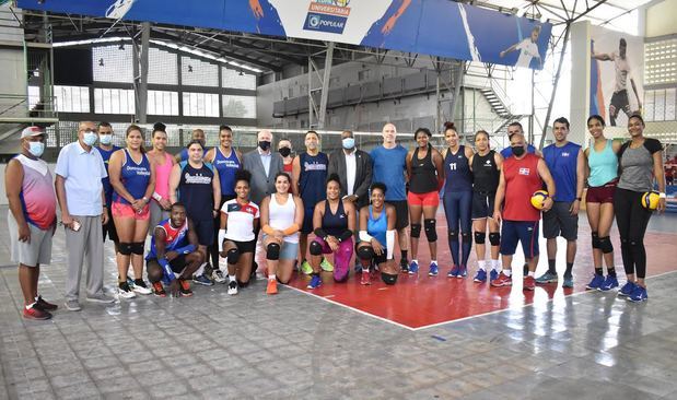 Antonio Acosta y Gerardo Suero Correa, junto a las jugadoras del equipo superior de voleibol.