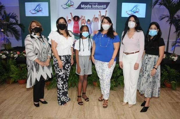 Luisa de Aquino, Alexandra Tabar, presidenta fundación de Fibrosis Quística; Abigail Meli, niña padece de Fibrosis Quística; Dra. Leandra Cordero, Daphne Villalba y Carolina López, diseñadora emergente.