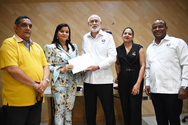 Antonio Acosta, Luis Chanlatte y Gilberto García reciben las propuestas de manos de las representantes de la Asociación Dominicana de Diseñadores de Moda.
