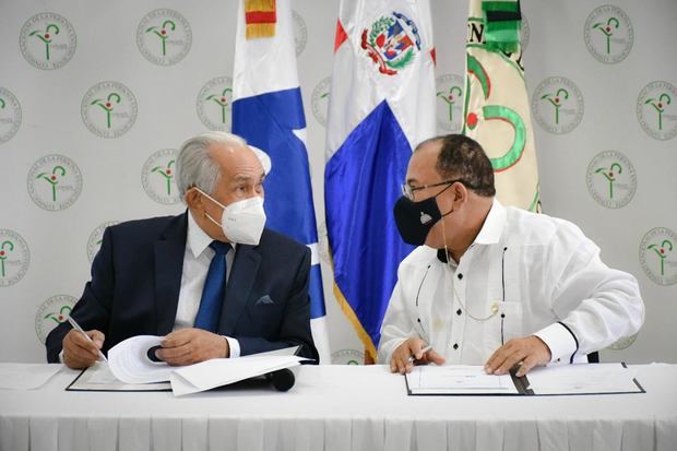 José García Ramírez y César Julio Cedeño Ávila durante la firma del acuerdo.