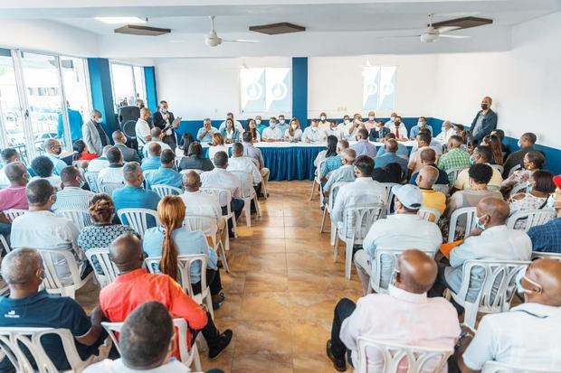 PRM juramenta dos regidores; realiza asamblea dirigencia en Santo Domingo Oeste.