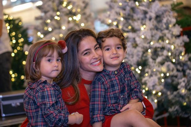 Yelis Selman y sus hijos Javier y Alexia González.