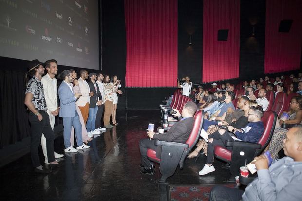 Elenco de Guayabo conversa con asistentes a la premier.