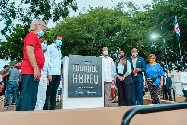 ADN y Banreservas entregan remozado el Parque Eduardo Abreu en San Carlos.