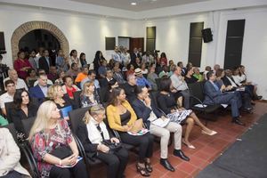 Parte del público que asistió a la inauguración de la segunda muestra cultural de Italia y República Dominicana que se exhibe en el Centro Cultural Banreservas con exposiciones de arte, cine y conferencias de destacados artistas. 
