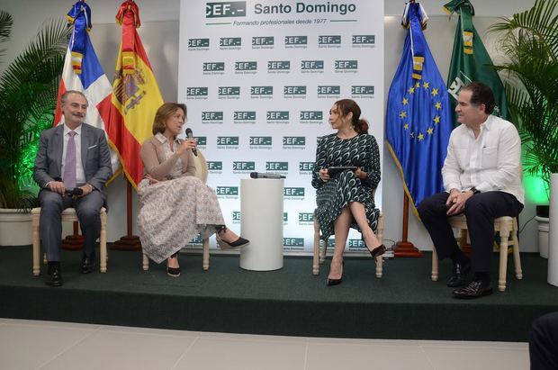 Cámara de Comercio de España y CEF.- Santo Domingo realizan Conservatorio con la
Asociación de empresas familiares de Madrid, Sumando experiencias dominicanas.