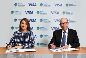 Sofía Antor, gerente general de Visa en RD y Fausto Arturo Pimentel, presidente ejecutivo de Banco Santa Cruz.