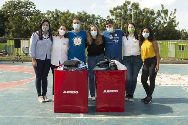 Cony Taveras, Amalia Vega, Alberto Jiménez, Cristina Cuadra, Padre Tomás García, Carla González y Ana Camila Marrero.