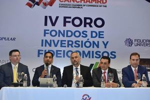 El primer panel estuvo integrado, desde la izquierda, por Felipe Amador, director de Advanced Asset Managerment; Edward Baldera, vicepresidenta de Fiduciaria del Banco Popular; Carlos Marranzini, gerente general de Titularizadora Dominicana; Roberto Millán, vicepresidente ejecutivo de Fiduciaria Universal, y Raúl Hoyo, director administrativo de Gam Capital.
