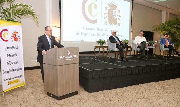 Francisco Pérez junto a los expositores  “Un recorrido por la historia del turismo dominicano”.