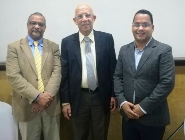 Manuel Rodríguez (Director Salud News), Dr.Sergio Díaz (Miembro de la ADAT) y Juandy Gómez (Director de Diario de Salud).