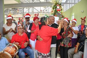 A ritmo de villancicos, bailes, y alegr&#237;as, los adultos mayores celebran la Navidad