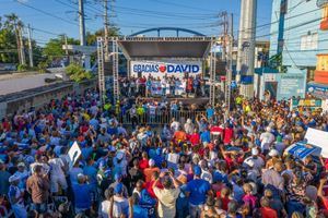 La entrega fue realizada durante un concurrido evento donde los comunitarios recibieron al alcalde Collado con un mensaje de “Gracias David”.