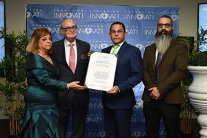 Rafael Ovalle recibe el reconocimiento de Mildred Josefina de Sánchez Noble, Luis Sánchez Noble y Ricardo Sánchez.